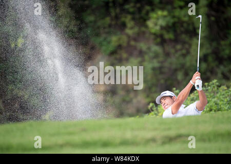 Hideki Matsuyama in Japan spielt ein Treffer in der letzten Runde der 2016 WGC-HSBC Champions Golf Turnier in Shanghai, China, 30. Oktober 2016. Hid Stockfoto