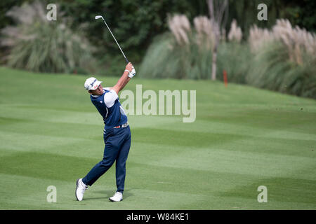 Hideki Matsuyama in Japan spielt ein Treffer in der letzten Runde der 2016 WGC-HSBC Champions Golf Turnier in Shanghai, China, 30. Oktober 2016. Hid Stockfoto