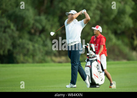 Hideki Matsuyama in Japan spielt ein Treffer in der letzten Runde der 2016 WGC-HSBC Champions Golf Turnier in Shanghai, China, 30. Oktober 2016. Hid Stockfoto