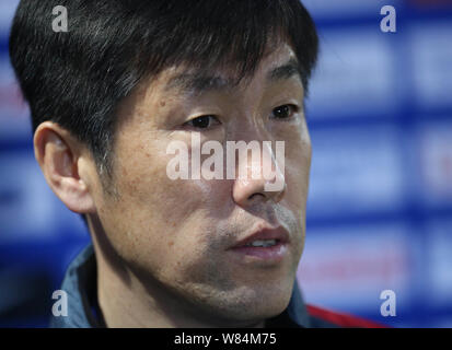 ---- Gao Hongbo, Headcoach des Chinesischen Nationalen Männer Fußballmannschaft, wird während einer Schulung für die 2018 FIFA World Cup Russi interviewt Stockfoto