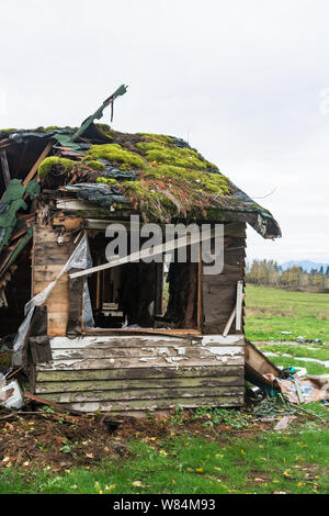 Alten, verlassenen Haus in disrepair auf kalten Herbst Tag. Stockfoto