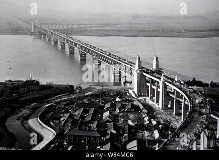 ---- Dieses Bild am 3. Juli 2016 genommen wird, zeigt ein altes Foto von der Nanjing Yangtze River Bridge nach seiner Eröffnung im Nanjing City, East China Jiang Stockfoto
