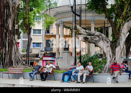 Szenen des täglichen Lebens in Park Santa Ana, am Ende des bekannten und historischen Fußgängerzone 'La Peatonal' oder 'La Central' in Panama City Stockfoto