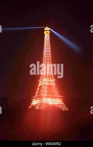 Die Hälfte - sortierte Kopie des Eiffelturms an Tianducheng, eine kleine chinesische Gemeinschaft Paris repliziert, in Hangzhou city aufleuchtet, ist die East China Zhejian Stockfoto