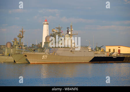 SAINT-Petersburg, Russland - Juli 28, 2019: Die kleine Rakete ovetsk" (Projekt 22800), Karakurt im nahen Hafen auf einer sonnigen Juli morgen. Kronstad Stockfoto