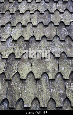 Antike technologische traditionellen nationalen Dachsystem aus Holz Fliesen. Holz Textur. Die traditionelle Anordnung der Dach der nördlichen Skandin Stockfoto