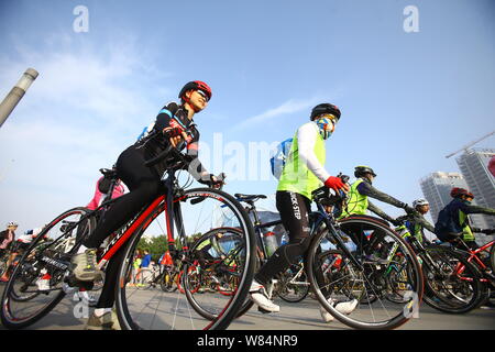 ---- Chinesen fahren Radfahrer auf einer Straße in Shanghai, China, 15. November 2015. Es war nicht so lange her, dass Flüsse von Fahrrad Pendler lebensregung Stockfoto