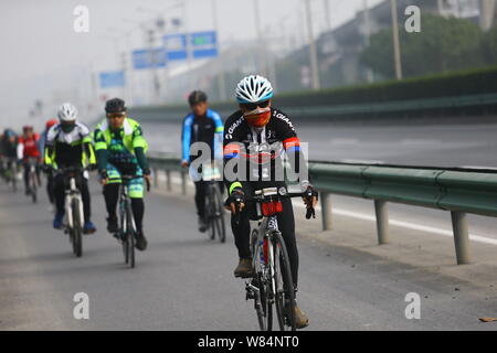 ---- Chinesen fahren Radfahrer auf einer Straße in Shanghai, China, 15. November 2015. Es war nicht so lange her, dass Flüsse von Fahrrad Pendler lebensregung Stockfoto