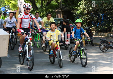 ---- Chinesen fahren Radfahrer auf einer Straße in Shanghai, China, 24. September 2016. Es war nicht so lange her, dass Flüsse von Fahrrad Pendler lebensregung Stockfoto
