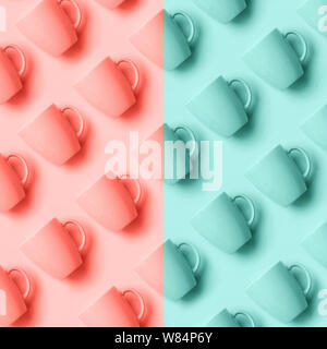 Duo Tone Muster von rosa Tassen über trendige Korallen und blaue Farbe Hintergrund. Geburtstag Feier, baby Konzept Dusche. Pastellfarben. Banner. M Stockfoto