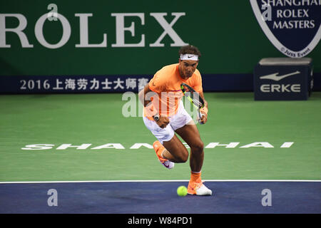 Rafael Nadal von Spanien hetzt, um die Rückkehr von Viktor Troicki von Serbien in singles Ihre Männer Achtelfinale während der 2016 Shanghai Rolex M speichern Stockfoto