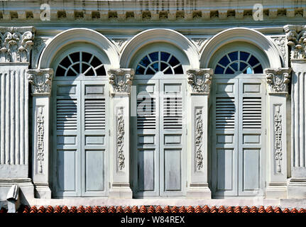 Vorderansicht des Vintage traditionelle Singapur shop Haus mit verzierter Fassade, antike Lamellenfensterläden und Bogenfenstern in historischen Chinatown Stockfoto