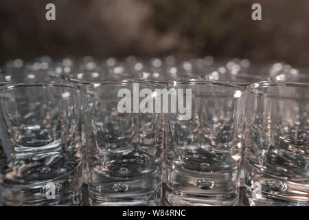 Close-up viele Glas Gläser in einer Bar - Luxuriöse und glänzende Gläser Stockfoto