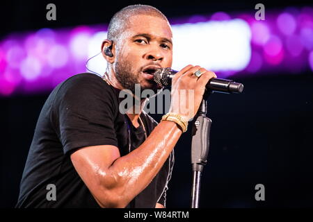 Amerikanische Sänger Usher Raymond IV führt während der Fashion Rocks China 2016 in Shanghai, China, 14. Oktober 2016. Stockfoto