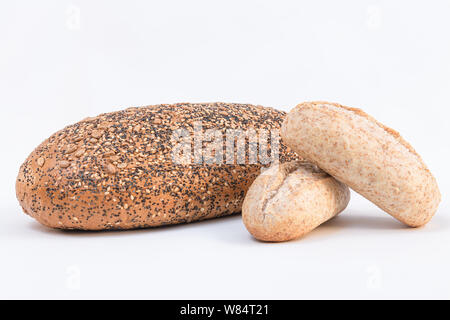 Zwei verschiedene Laib multi Korn Brot auf weißem Hintergrund Stockfoto