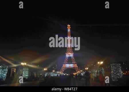 Die Hälfte - sortierte Kopie des Eiffelturms an Tianducheng, eine kleine chinesische Gemeinschaft Paris repliziert, in Hangzhou city aufleuchtet, ist die East China Zhejian Stockfoto