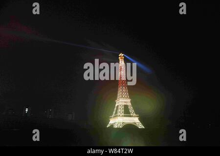 Die Hälfte - sortierte Kopie des Eiffelturms an Tianducheng, eine kleine chinesische Gemeinschaft Paris repliziert, in Hangzhou city aufleuchtet, ist die East China Zhejian Stockfoto