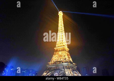 Die Hälfte - sortierte Kopie des Eiffelturms an Tianducheng, eine kleine chinesische Gemeinschaft Paris repliziert, in Hangzhou city aufleuchtet, ist die East China Zhejian Stockfoto