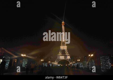 Die Hälfte - sortierte Kopie des Eiffelturms an Tianducheng, eine kleine chinesische Gemeinschaft Paris repliziert, in Hangzhou city aufleuchtet, ist die East China Zhejian Stockfoto