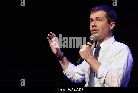 Orlando, USA. 07 Aug, 2019. August 7, 2019 - Orlando, Florida, United States - South Bend, Indiana Bürgermeister und der demokratische Präsidentschaftskandidat Pete Buttigieg spricht an der Basis Fall an der Plaza Live am 7. August 2019 in Orlando, Florida. Credit: Paul Hennessy/Alamy leben Nachrichten Stockfoto