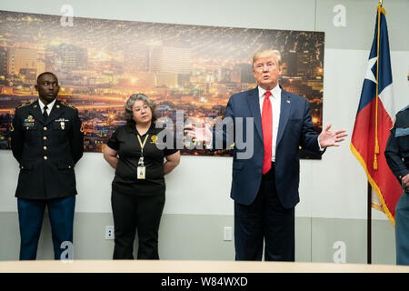 Dayton, Ohio, USA. 7. Aug 2019. Präsident Donald J. Trumpf und die erste Dame Melania Trump besuchen sie Opfer der Sonntag Angriff und ihrer Familienangehörigen Mittwoch, Aug 7, 2019, im Miami Valley Hospital in Dayton, Ohio. Neun Menschen wurden getötet und 27 andere wurden in einer Masse schießen verletzt am Sonntag im Oregon District von Dayton. Personen: Präsident Donald Trump, erste Dame Melania Trump Credit: Stürme Media Group/Alamy leben Nachrichten Stockfoto