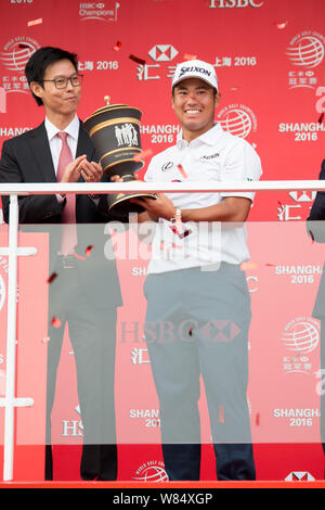 Hideki Matsuyama in Japan, Recht, Haltungen mit seinem Meister Trophäe, nachdem er die 2016 WGC-HSBC Champions Golf Turnier in Shanghai, China, 30 Octo Stockfoto