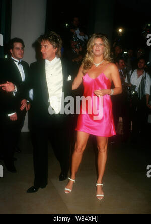 Beverly Hills, Kalifornien, USA 28. Oktober 1994 Sänger Rod Stewart und Model Rachel Hunter nehmen an der 1994 Karussell der Hoffnung Kugel der Barbara Davis Center für die Kindheit Diabetes am 28. Oktober 1994 Im Beverly Hilton Hotel in Beverly Hills, Kalifornien, USA zu profitieren. Foto von Barry King/Alamy Stock Foto Stockfoto