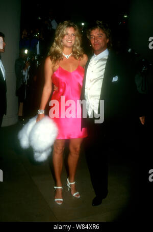 Beverly Hills, Kalifornien, USA 28. Oktober 1994 Sänger Rod Stewart und Model Rachel Hunter nehmen an der 1994 Karussell der Hoffnung Kugel der Barbara Davis Center für die Kindheit Diabetes am 28. Oktober 1994 Im Beverly Hilton Hotel in Beverly Hills, Kalifornien, USA zu profitieren. Foto von Barry King/Alamy Stock Foto Stockfoto