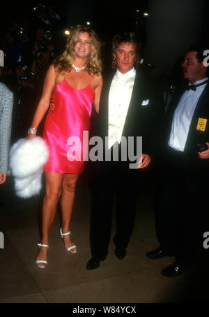 Beverly Hills, Kalifornien, USA 28. Oktober 1994 Sänger Rod Stewart und Model Rachel Hunter nehmen an der 1994 Karussell der Hoffnung Kugel der Barbara Davis Center für die Kindheit Diabetes am 28. Oktober 1994 Im Beverly Hilton Hotel in Beverly Hills, Kalifornien, USA zu profitieren. Foto von Barry King/Alamy Stock Foto Stockfoto