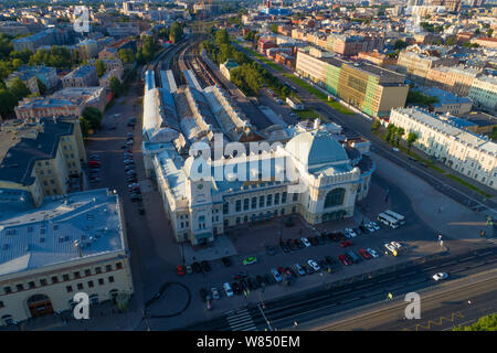 SAINT-Petersburg, Russland - Juli 25, 2019: Über dem Witebsker Bahnhof auf einer sonnigen Juli morgen (Luftaufnahmen) Stockfoto