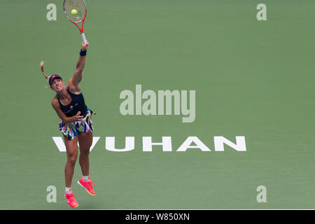 Angelique Kerber in Deutschland dient gegen Kristina Mladenovic von Frankreich in der zweiten Runde der Damen während der 2016 WTA Wuhan Stockfoto