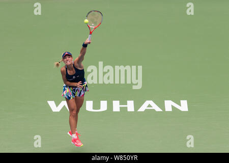 Angelique Kerber in Deutschland dient gegen Kristina Mladenovic von Frankreich in der zweiten Runde der Damen während der 2016 WTA Wuhan Stockfoto