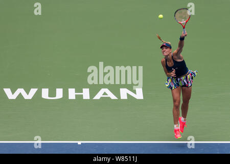 Angelique Kerber in Deutschland dient gegen Kristina Mladenovic von Frankreich in der zweiten Runde der Damen während der 2016 WTA Wuhan Stockfoto