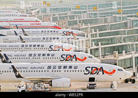 ------ Boeing 737-800 passenger Jets von Shandong Airlines und Flugzeugen von China Southern Airlines sind an der Yantai Cairo International Airpor geparkt Stockfoto