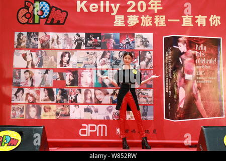 Hong Kong Sänger Kelly Chen besucht eine Autogrammstunde für die Veröffentlichung der DVDs der Hong Kong Konzert während Ihrer 'Laßt uns Feiern' Welt tou Stockfoto