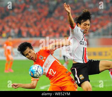 Hao Junmin von China Shandong Luneng Taishan F.C., Links, Herausforderungen, Kim Chi-woo von Südkorea des FC Seoul in ihrer zweiten Viertelfinale der Stockfoto