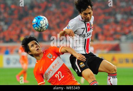 Hao Junmin von China Shandong Luneng Taishan F.C., Links, Herausforderungen, Kim Chi-woo von Südkorea des FC Seoul in ihrer zweiten Viertelfinale der Stockfoto