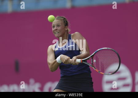 Anet Kontaveit Estlands gibt einen Schuß zu Viktorija Golubic der Schweiz während ihre Frauen singles Viertelfinale des WTA Guangzhou Op Stockfoto