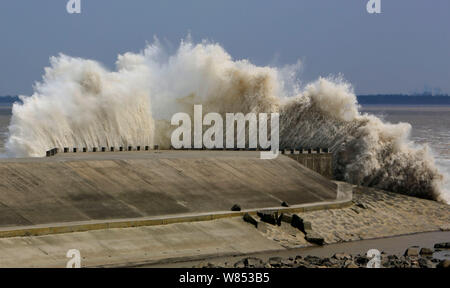 Tidal Bore Schwankung hinter einer Barriere am Ufer des Qiantang Fluss in Hangzhou City, East China Zhejiang provinz, 18. September 2016. Stockfoto