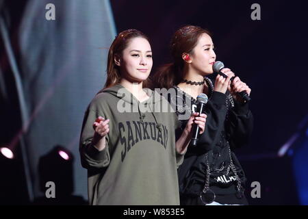 Gillian Chung, Links, und Charlene Choi Hong Kong Pop Duo Zwillinge führen bei ihrem Konzert in Shanghai, China, 24. September 2016. Stockfoto