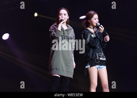 Gillian Chung, Links, und Charlene Choi Hong Kong Pop Duo Zwillinge führen bei ihrem Konzert in Shanghai, China, 24. September 2016. Stockfoto