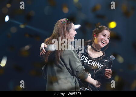 Gillian Chung, Links, und Charlene Choi Hong Kong Pop Duo Zwillinge führen bei ihrem Konzert in Shanghai, China, 24. September 2016. Stockfoto