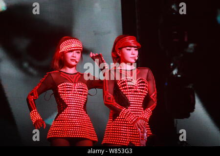 Gillian Chung, rechts, und Charlene Choi Hong Kong Pop Duo Zwillinge führen bei ihrem Konzert in Shanghai, China, 24. September 2016. Stockfoto