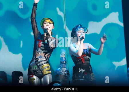 Gillian Chung, rechts, und Charlene Choi Hong Kong Pop Duo Zwillinge führen bei ihrem Konzert in Shanghai, China, 24. September 2016. Stockfoto