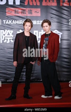 Takahiro Tasaki, Links, der japanischen Jungen Gruppe exil und Hiroomi Tosaka von Sandaime J Seele Brüder aus dem Exil Stamm pose mit einer Premiere für Ihre Stockfoto