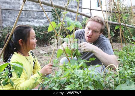 Britischer Mann Edward Gawne, rechts, arbeitet in seinem Gemüsegarten in Sixi Dorf, Wuyuan County, Stadt Shangrao, der ostchinesischen Provinz Jiangxi, 4 Septemb Stockfoto