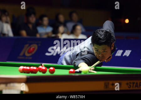 Liang Wenbo von China spielt einen Schuß gegen Ronnie O'Sullivan in England während der World Snooker Shanghai Masters 2016 in Shanghai, China, 20. September Stockfoto