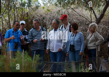 Mitglieder von BirdLife Malta, eine Tour von Ghadira Nature Reserve, geführt durch Wärter, Ray Veller, während BirdLife Malta Springwatch Camp, Malta, April 2013 Stockfoto