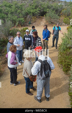 Mitglieder von BirdLife Malta, eine Tour von Ghadira Nature Reserve, geführt von Ray Veller die Wärter, bei BirdLife Malta Springwatch Camp, Malta, April 2013 Stockfoto