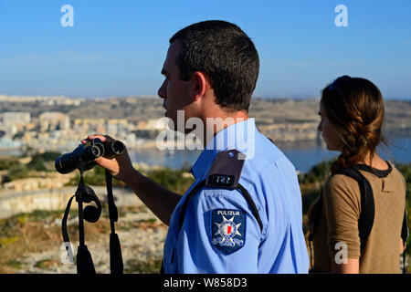 Fiona Burrows von BirdLife Malta und ALE (Administrative Law Enforcement) Officer Überwachung illegaler Turteltaube (Streptopelia turtur) fallensteller am Hang, während BirdLife Malta Frühling Watch Camp, Malta, April 2013 Stockfoto